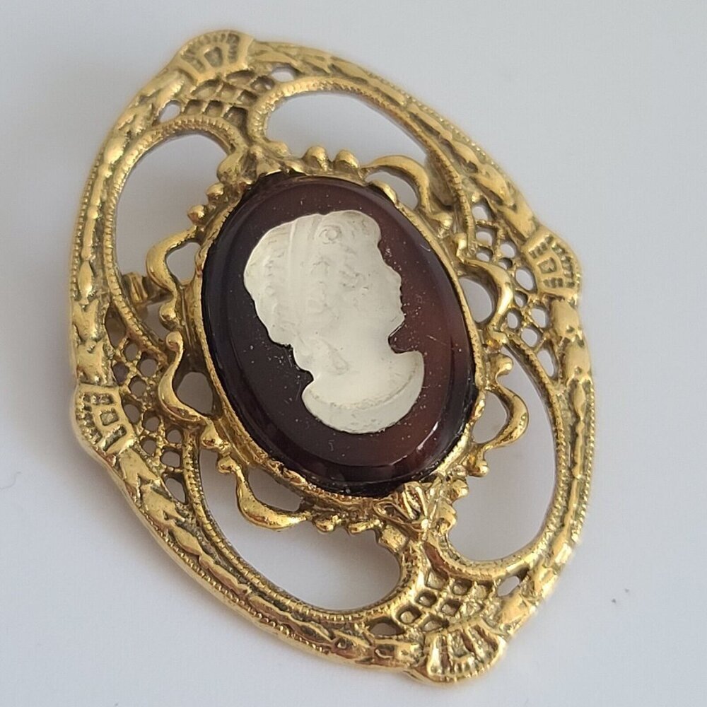 Brown Root Beer Cameo Brooch Pin Filigree Brass Oval Gold Tone Victorian Gothic